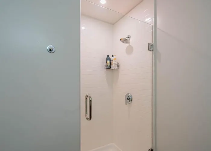 Apartment Posh - Modern High Rise Dt, Pool, Gym, Parking