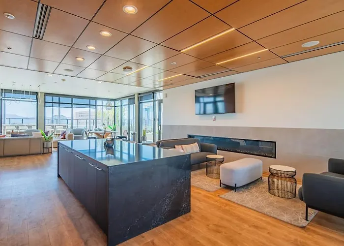 Posh - Modern High Rise Dt, Pool, Gym, Parking Apartment Phoenix