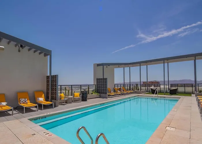 Posh - Modern High Rise Dt, Pool, Gym, Parking * Phoenix
