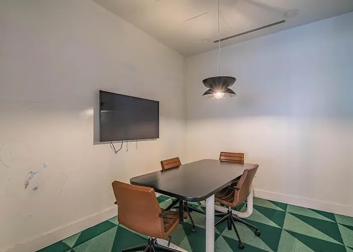 Posh - Modern High Rise Dt, Pool, Gym, Parking Apartment