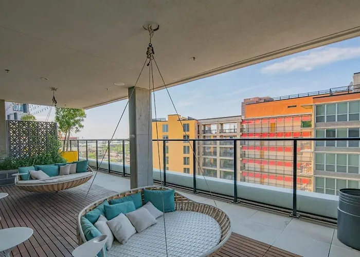 Apartment Posh - Modern High Rise Dt, Pool, Gym, Parking