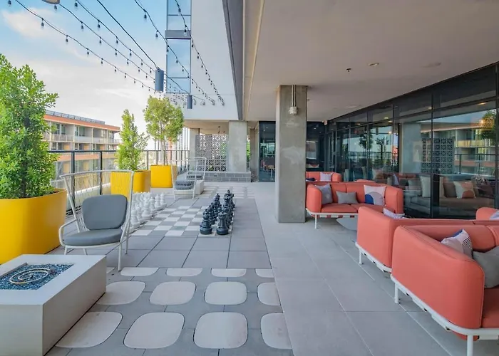 Posh - Modern High Rise Dt, Pool, Gym, Parking Apartment *