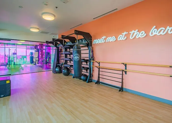 Apartment Posh - Modern High Rise Dt, Pool, Gym, Parking *