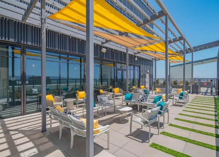 Posh - Modern High Rise Dt, Pool, Gym, Parking Apartment Phoenix