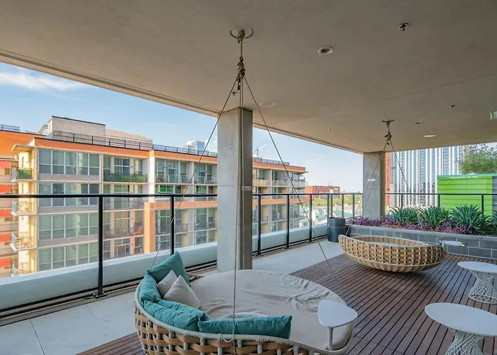 Posh - Modern High Rise Dt, Pool, Gym, Parking Apartment