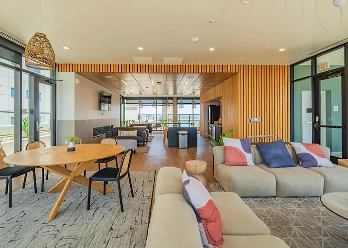 Apartment Posh - Modern High Rise Dt, Pool, Gym, Parking
