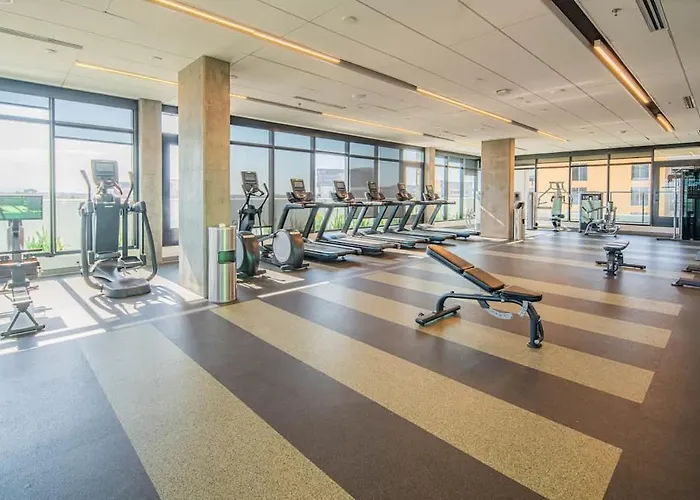Posh - Modern High Rise Dt, Pool, Gym, Parking
