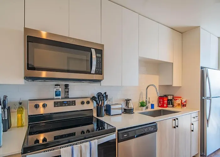 Posh - Modern High Rise Dt, Pool, Gym, Parking Apartment