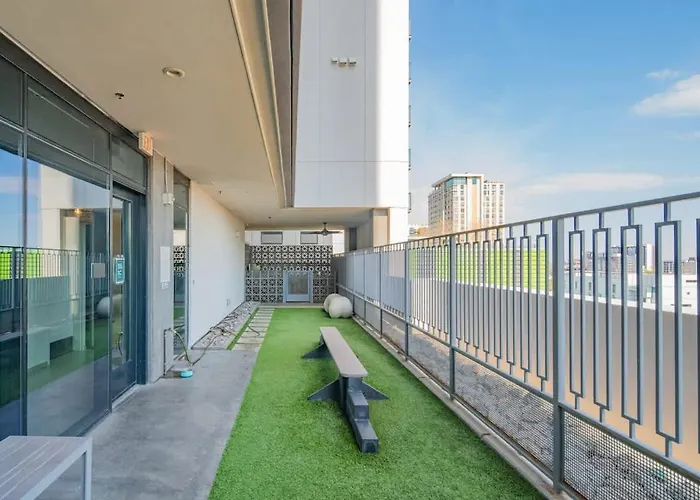 Apartment Posh - Modern High Rise Dt, Pool, Gym, Parking