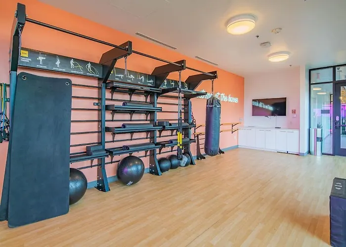 Posh - Modern High Rise Dt, Pool, Gym, Parking Apartment *