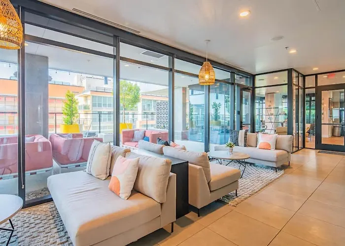 Apartment Posh - Modern High Rise Dt, Pool, Gym, Parking *