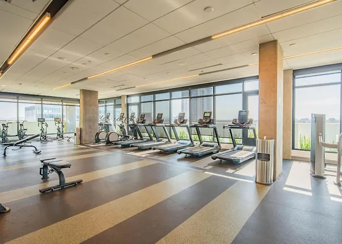 Posh - Modern High Rise Dt, Pool, Gym, Parking *