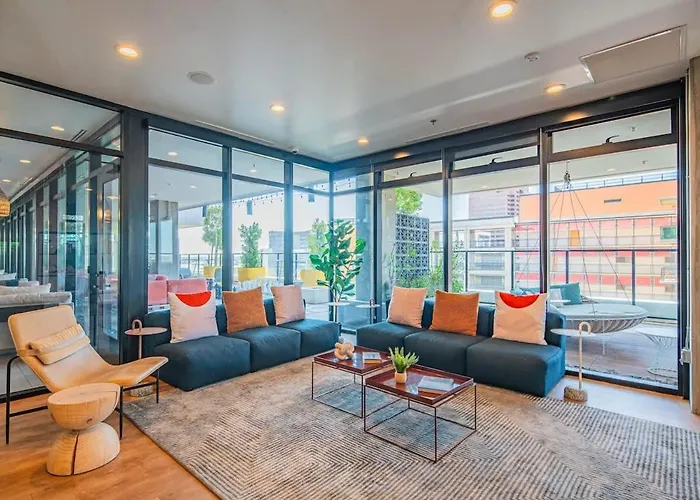 Apartment Posh - Modern High Rise Dt, Pool, Gym, Parking