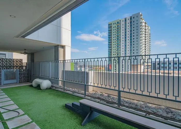 Posh - Modern High Rise Dt, Pool, Gym, Parking Apartment *