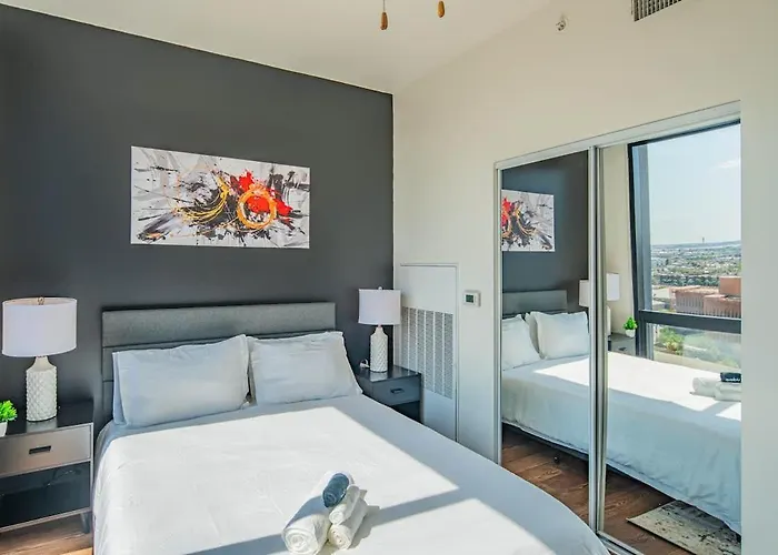 Posh - Modern High Rise Dt, Pool, Gym, Parking *