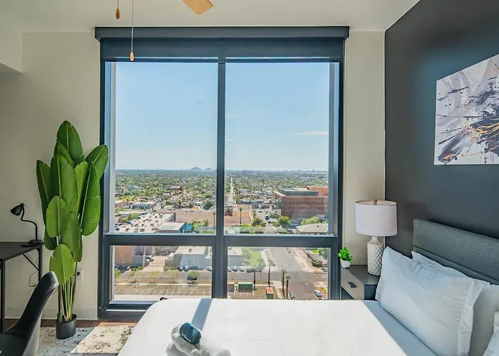 Posh - Modern High Rise Dt, Pool, Gym, Parking Apartment