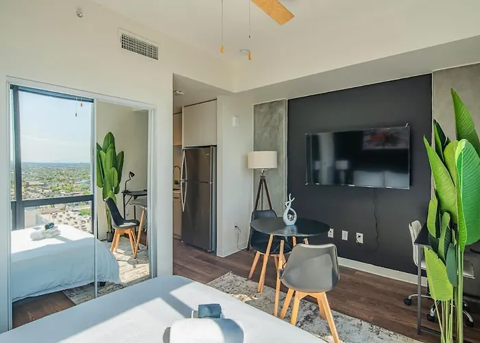 Apartment Posh - Modern High Rise Dt, Pool, Gym, Parking