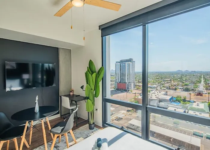 Posh - Modern High Rise Dt, Pool, Gym, Parking Apartment *