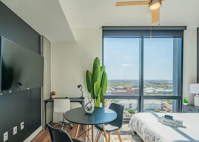 Posh - Modern High Rise Dt, Pool, Gym, Parking Apartment *