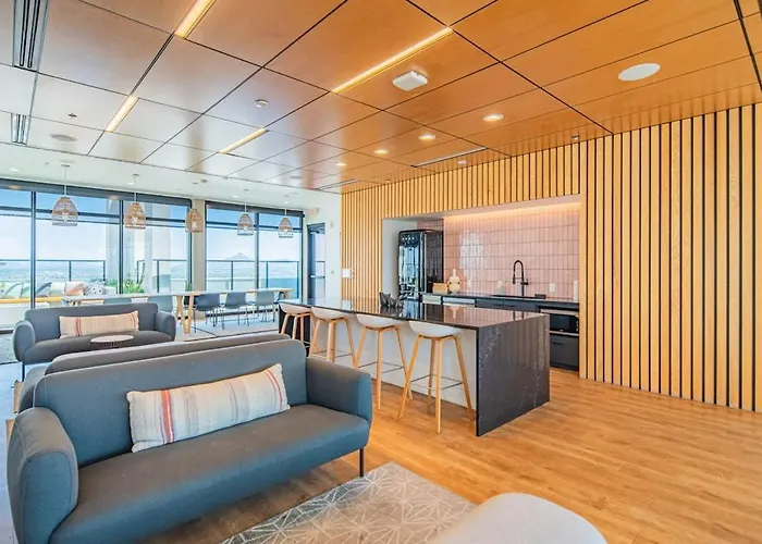 Apartment Posh - Modern High Rise Dt, Pool, Gym, Parking