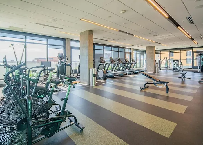 Posh - Modern High Rise Dt, Pool, Gym, Parking Apartment *